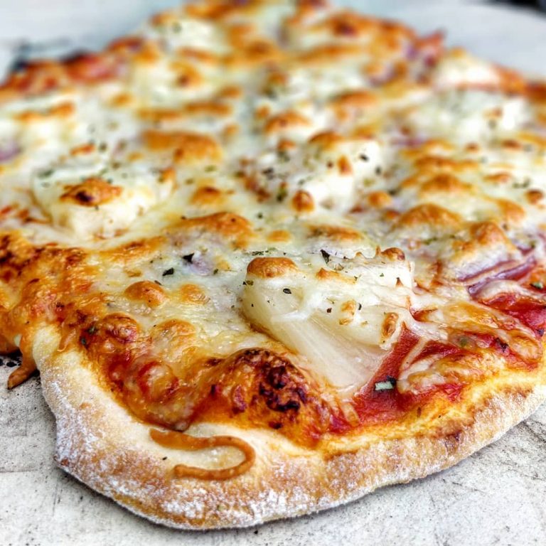 Pizza vom Pizzastein auf dem Gasgrill - Hobby-Griller.de: Rezepte