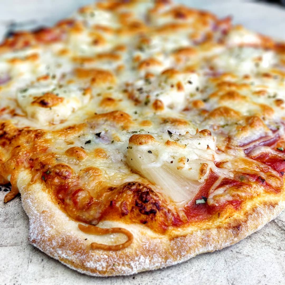 Pizza vom Pizzastein auf dem Gasgrill - Hobby-Griller.de: Rezepte ...