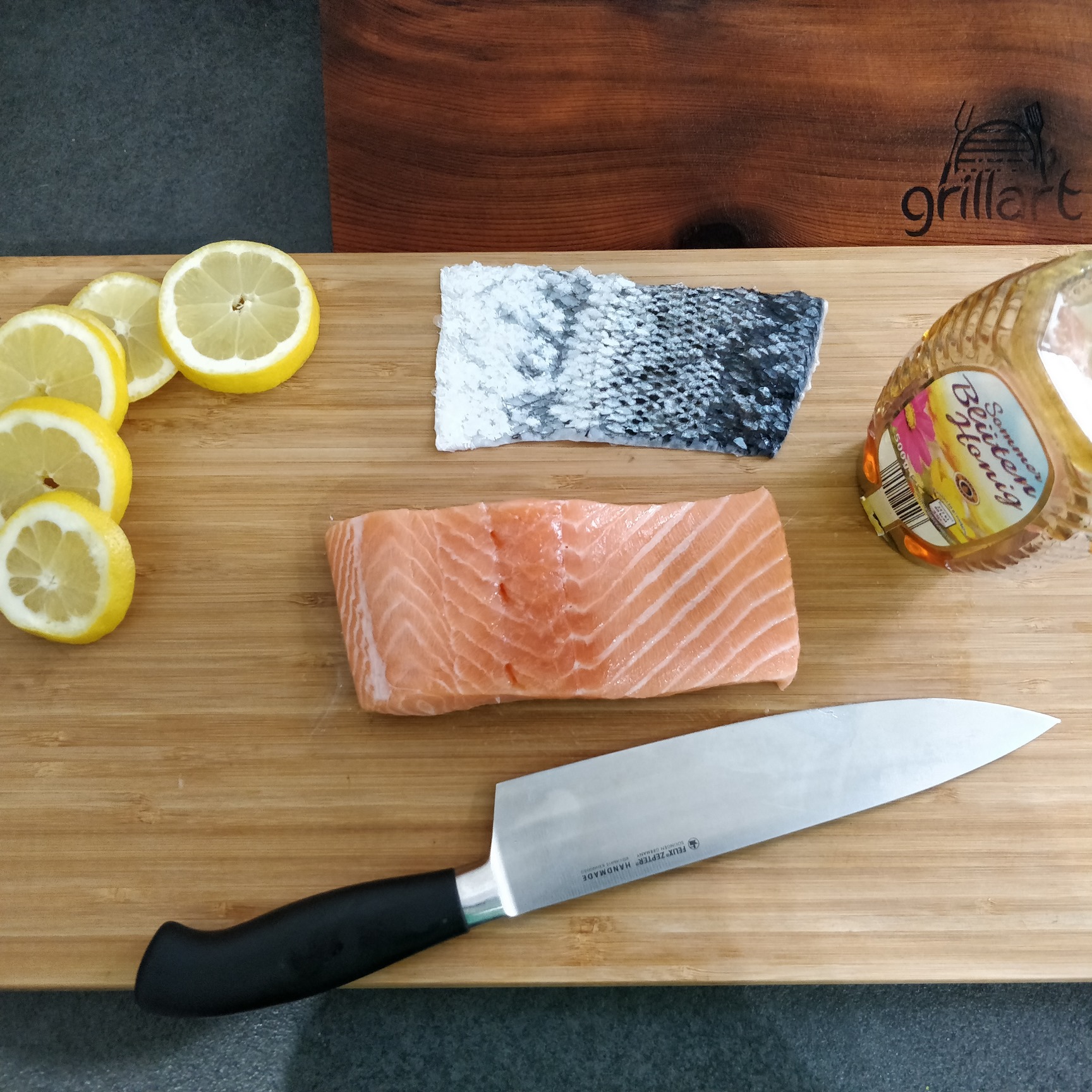 Norwegisches Lachsfilet auf der Zerdernplanke - Hobby-Griller.de ...