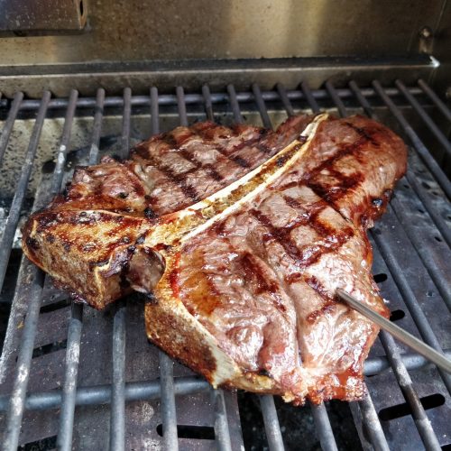 T-Bone Steak mit Thermometer auf dem Gasgrill
