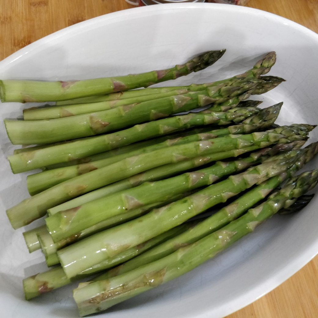 Gegrillter grüner Spargel mit Chili und Knoblauch - Hobby-Griller.de ...