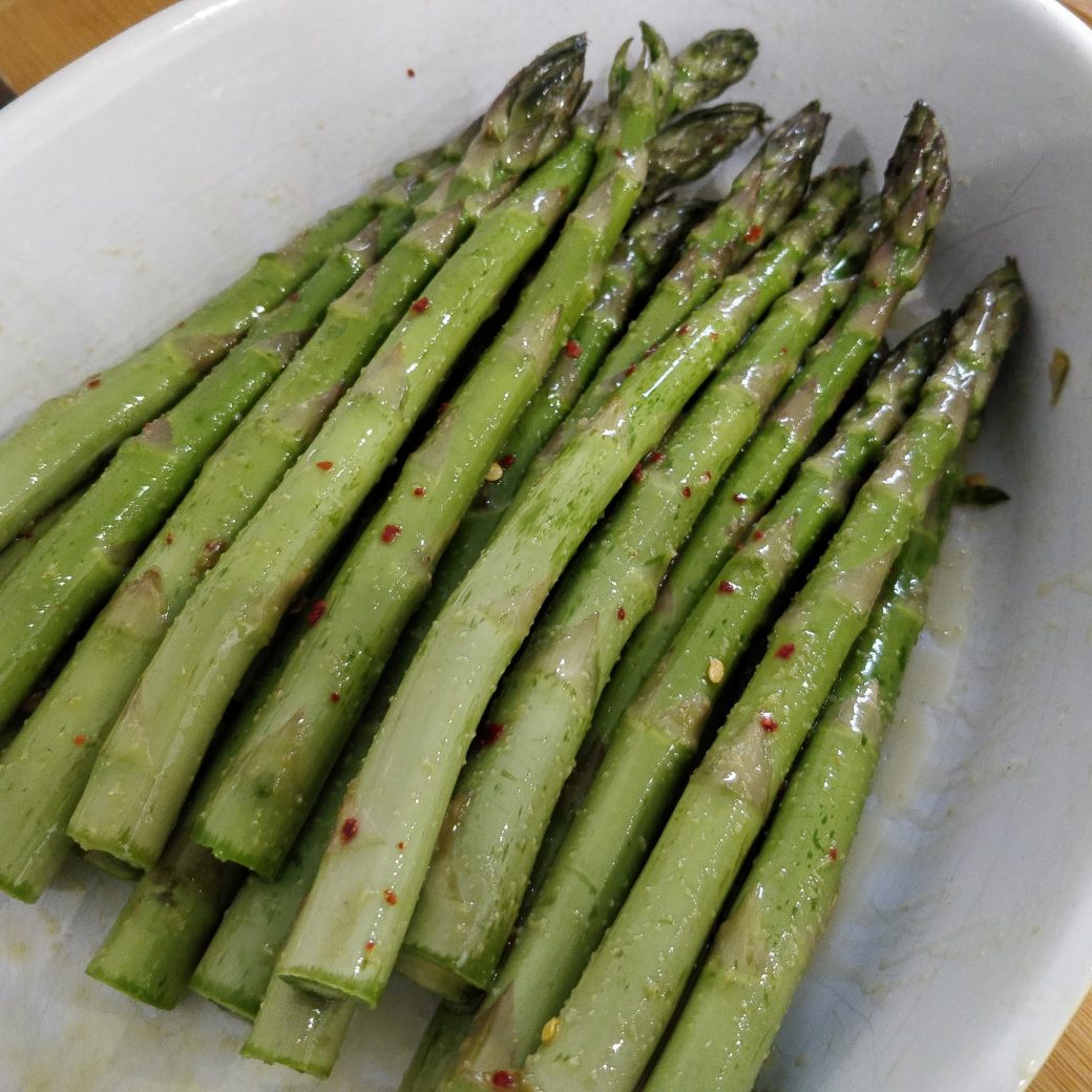 Gegrillter grüner Spargel mit Chili und Knoblauch - Hobby-Griller.de ...
