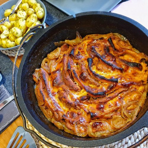 fertiges Schicht-Cordon-Bleu aus dem Dutch Oven