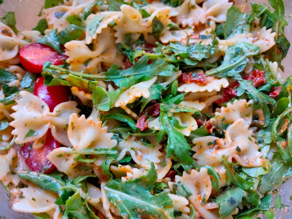 Nudelsalat mit Rucola und getrockneten Tomaten - Hobby-Griller.de ...