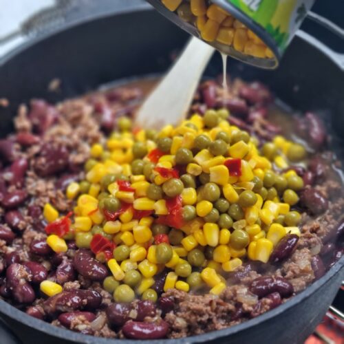 Dosenmais Mexico Mix wird dem Chili con Carne hinzugefügt