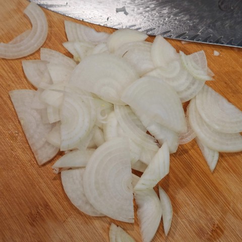 Gebratene Rindfleischstreifen mit Paprika in Knoblauch-Marinade auf einem Teller serviert.