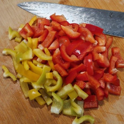 Gebratene Rindfleischstreifen mit Paprika in Knoblauch-Marinade auf einem Teller serviert.