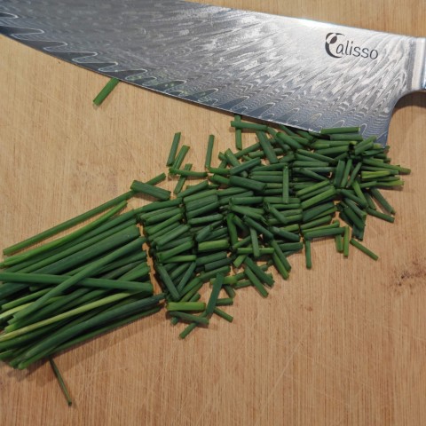 Gebratene Rindfleischstreifen mit Paprika in Knoblauch-Marinade auf einem Teller serviert.