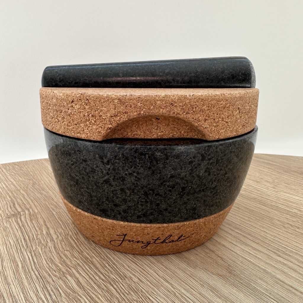 Granitmörser von Jungthal mit Korksockel und Deckel im Test – hochwertiger Gewürzmörser für Küche und Grill