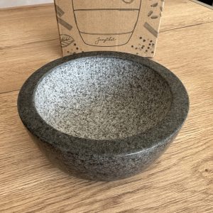 Granitmörser Schale im Detail – robuste Innenfläche zum Zerkleinern von Gewürzen für BBQ