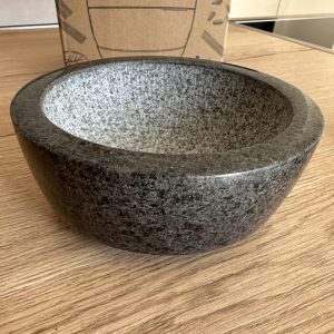 Granitmörser Schale seitlich aufgenommen – stabile Form für das Zerkleinern von Gewürzen beim Grillen