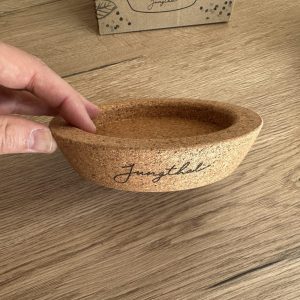 Korkfuß des Granitmörsers in der Hand – leichte und rutschfeste Unterlage für stabilen Halt