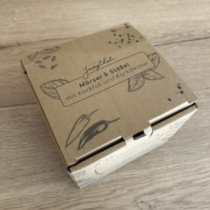 Verpackung des Granitmörsers beim Unboxing – Gewürzmörser im Test für BBQ und Grillen