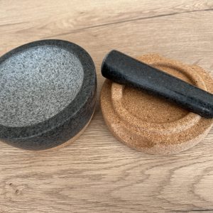 Granitmörser mit Stößel und Korkdeckel nebeneinander – Set für Gewürze und BBQ-Rubs