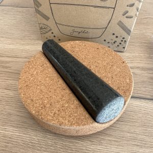 Granitstößel auf Korkdeckel aus anderer Perspektive – praktische Ablage beim Arbeiten mit dem Gewürzmörser