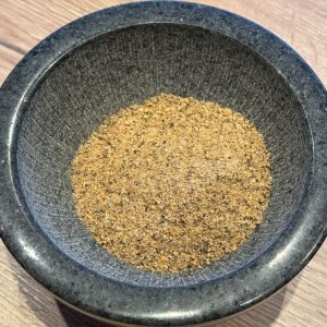 Fertig gemahlener BBQ Rub im Granitmörser – frisch zerkleinerte Gewürzmischung für Grillfleisch