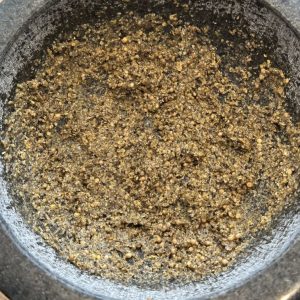 Fertiger Honig Senf Rub aus dem Mörser – grobe Gewürzpaste für BBQ mit Senfkörnern, Pfeffer und Honig