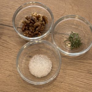 Zutaten für Nuss Kräuter Topping – Walnüsse, grobes Salz und frischer Rosmarin für Mörser Rezept