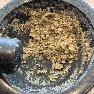 Fertiges Nuss Kräuter Topping aus dem Mörser – grobe Mischung aus Walnüssen, Rosmarin und Salz mit Crunch