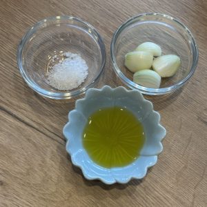 Zutaten für Zwiebel Gewürzpaste – Zwiebel, grobes Salz und Olivenöl für Mörser Rezept