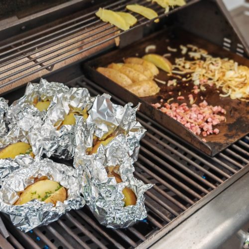Grillkartoffeln und Topping aus Zwiebeln und Schinkenwürfeln gleichzeitig auf dem Grill