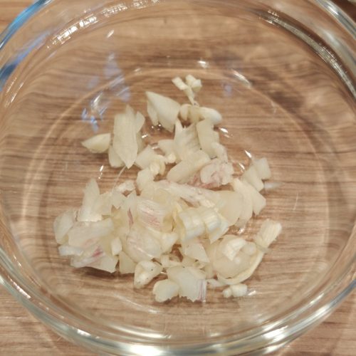 Grob gehackter Knoblauch in einer kleinen Glasschüssel