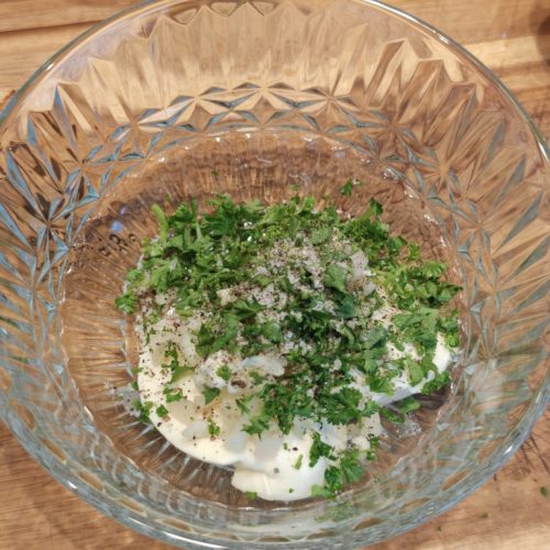 Butter, Kräuter, Knoblauch, Salz und Pfeffer in einer Schüssel für Kräuterbutter